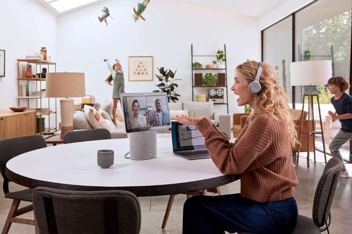 Persona che lavora da casa con laptop